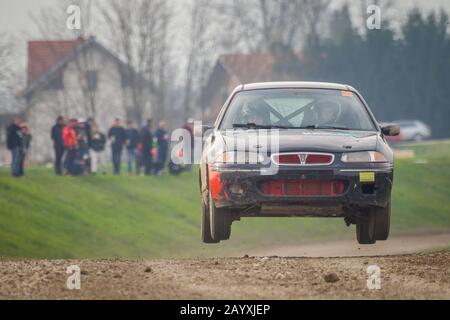 Sveta Nedjelja, Kroatien - 24. November 2019. 10. Rally Show Santa Domenica. Rallye-Wagen am Sprungabschnitt der Strecke. Stockfoto
