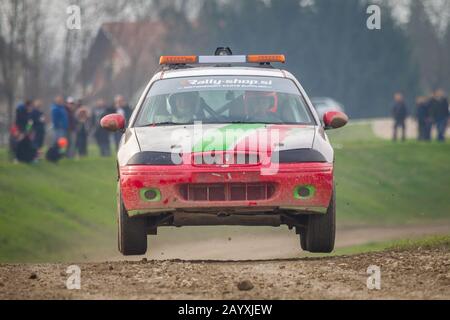 Sveta Nedjelja, Kroatien - 24. November 2019. 10. Rally Show Santa Domenica. Sicherheitswagen am Sprungabschnitt der Strecke. Stockfoto