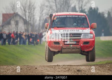 Sveta Nedjelja, Kroatien - 24. November 2019. Italienisches sahara Renncup-Team auf einer 10. Rally Show Santa Domenica. Stockfoto