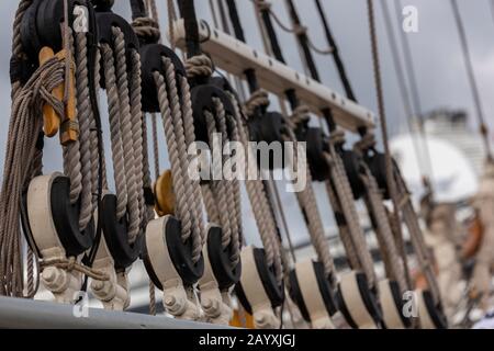 Seeschiffe Takelage und Seile Rollenblocks und Tackles auf den Decks einer Segelyacht oder Galeon-Clipper. Stockfoto