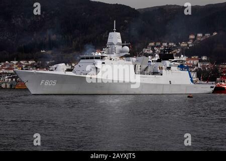 Holländisches Kriegsschiff, Fregatte HNLMS Evertsen F805, Abfahrt vom Hafen von Bergen, Norwegen. Ein dunkler und regnerischer Wintertag Stockfoto