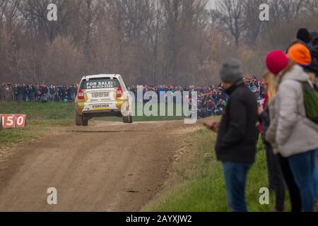 Sveta Nedjelja, Kroatien - 24. November 2019. 10. Rally Show Santa Domenica. Rallye-Wagen mit Zuschauern am Sprungabschnitt der Strecke. Stockfoto