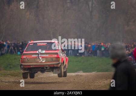 Sveta Nedjelja, Kroatien - 24. November 2019. 10. Rally Show Santa Domenica. Rallye-Wagen mit Zuschauern am Sprungabschnitt der Strecke. Stockfoto