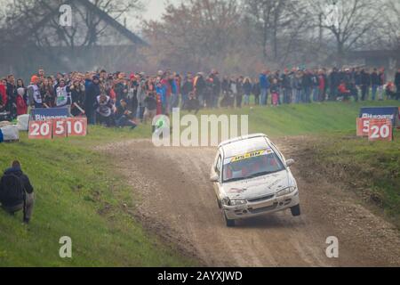 Sveta Nedjelja, Kroatien - 24. November 2019. 10. Rally Show Santa Domenica. Rallye-Wagen mit Zuschauern am Sprungabschnitt der Strecke. Stockfoto