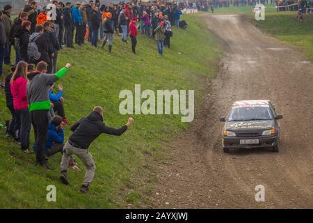 Sveta Nedjelja, Kroatien - 24. November 2019. 10. Rally Show Santa Domenica. Rallye-Auto mit Zuschauern während des Rennens. Stockfoto