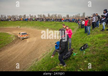 Sveta Nedjelja, Kroatien - 24. November 2019. 10. Rally Show Santa Domenica. Rallye-Auto mit Zuschauern während des Rennens. Stockfoto