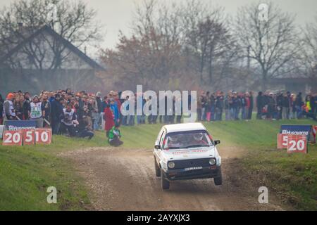 Sveta Nedjelja, Kroatien - 24. November 2019. 10. Rally Show Santa Domenica. Rallye-Wagen mit Zuschauern am Sprungabschnitt der Strecke. Stockfoto
