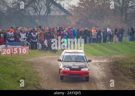 Sveta Nedjelja, Kroatien - 24. November 2019. 10. Rally Show Santa Domenica. Rallye-Wagen mit Zuschauern am Sprungabschnitt der Strecke. Stockfoto