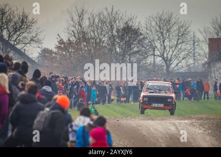 Sveta Nedjelja, Kroatien - 24. November 2019. 10. Rally Show Santa Domenica. Zuschauer beobachten Anej Leban und Bostjan Lemut in Zastava Yugo beim j Stockfoto