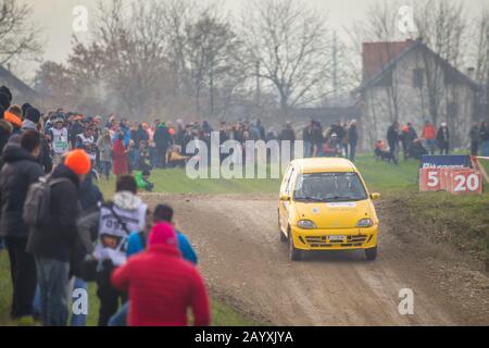 Sveta Nedjelja, Kroatien - 24. November 2019. 10. Rally Show Santa Domenica. Rallye-Wagen mit Zuschauern am Sprungabschnitt der Strecke. Stockfoto