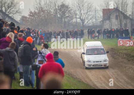 Sveta Nedjelja, Kroatien - 24. November 2019. 10. Rally Show Santa Domenica. Rallye-Wagen mit Zuschauern am Sprungabschnitt der Strecke. Stockfoto