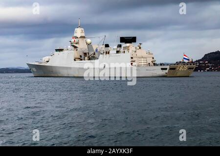 Holländisches Kriegsschiff, Fregatte HNLMS Evertsen F805, Abfahrt vom Hafen von Bergen, Norwegen. Ein dunkler und regnerischer Wintertag Stockfoto