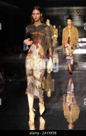 Models auf dem Laufsteg während der Burberry-Show auf der London Fashion Week Februar 2020, die im Olympia National, London stattfindet. Stockfoto