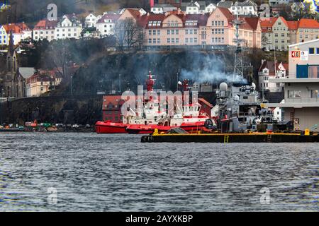 Schleppboote BB Coaster und Boxer unterstützen die französische Anti-U-Boot-Fregatte La Motte-Picquet D645 (gebaut 1985), um vom Hafen von Bergen, Norwegen, abzufahren. Stockfoto