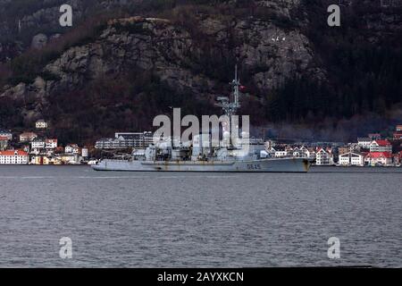 Französische Anti-U-Boot-Fregatte La Motte-Picquet D645 (gebaut 1985), Abfahrt vom Hafen von Bergen, Norwegen. Ein dunkler und regnerischer Wintertag Stockfoto