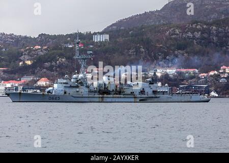 Französische Anti-U-Boot-Fregatte La Motte-Picquet D645 (gebaut 1985), Abfahrt vom Hafen von Bergen, Norwegen. Ein dunkler und regnerischer Wintertag Stockfoto