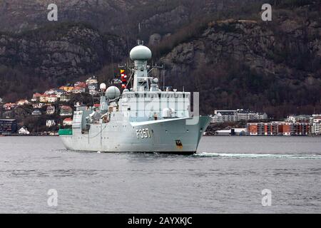 Dänische Patrouillenfregatte HDMS Thetis F357, Abfahrt vom Hafen von Bergen, Norwegen. Ein dunkler und regnerischer Wintertag Stockfoto