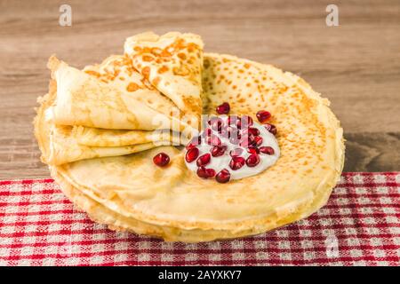 Gesunde traditionelle Pfannkuchen aus Reismehl auf Holztisch Stockfoto