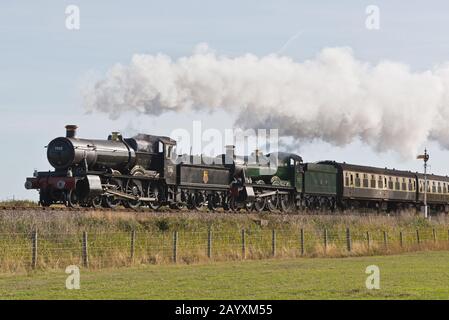 Ein Doppelkopfzug mit 6960 Raveningham Hall und 7822 Foxcote Manor, der auf der West Somerset Railway einen Regen in Richtung Minehead zog. Stockfoto