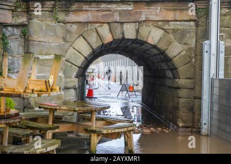 Bewdley, Großbritannien. Februar 2020. Wetter in Großbritannien: Die Flusspegel auf einem beispiellosen hoch in der Stadt Bewdley, Einwohner beten, dass die Hochwasserschutzbarrieren, die auf Severnside South und Severnside North errichtet wurden, ihre Häuser und Unternehmen von Überschwemmungen befreien werden, während der Regen heute in Worcestershire weiter fällt. An diesem Abend werden weitere Schauerausfälle prognostiziert, und die Leute von Bewdley beobachten, ob die Verteidigungsmechanismen des Umweltamtes ihre Eigenschaften sicher halten werden. Credit: Lee Hudson/Alamy Live News Stockfoto