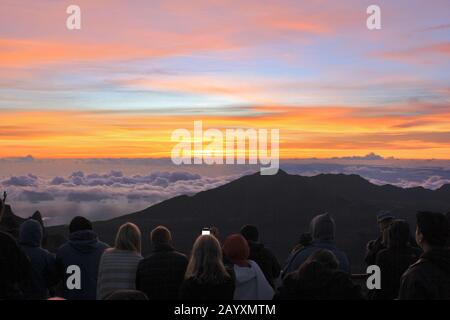 13.07.2014 Maui Hawaii-Touristen steigen vor der Tagespause auf und fahren zum Gipfel des Haleakala-Vulkans auf der Insel Maui, um den inspirierenden Sonnenaufgang zu erleben. Stockfoto