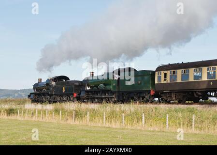 Ein Doppelkopfzug mit 6960 Raveningham Hall und 7822 Foxcote Manor, der auf der West Somerset Railway einen Regen in Richtung Minehead zog. Stockfoto