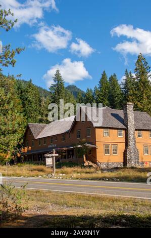 Das National Park Inn befindet sich im Longmire Historic District des Mount Rainier National Park im US-Bundesstaat Washington. Stockfoto