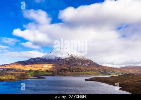 Luftaufnahme des Mount Errigal, dem höchsten Berg in Donegal - Irland. Stockfoto