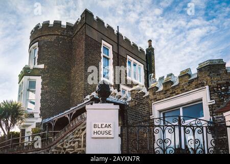 Broadstairs, England - 12. Februar 2020 Bleak House, das 1801erbaut wurde und einst Kapitänsresidenz und die gelegentliche Heimat des Schriftstellers Charles Dickens war. Stockfoto