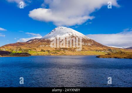 Luftaufnahme des Mount Errigal, dem höchsten Berg in Donegal - Irland. Stockfoto