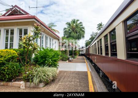 Waggonzug im Bahnsteig, Kuranda Scenic Railway, Kuranda Railway Station, Coondoo Street, Kuranda Queensland, Australien Stockfoto