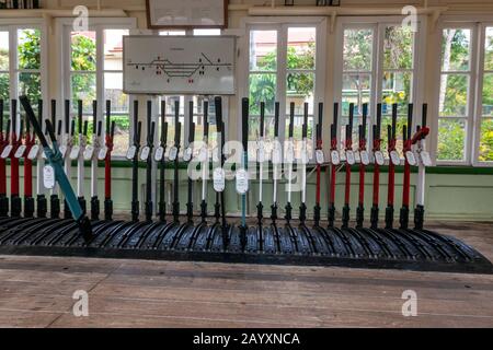 Alte Eisenbahn-Schalthebel, Kuranda Scenic Railway, Kuranda Railway Station, Coondoo Street, Kuranda Queensland, Australien Stockfoto