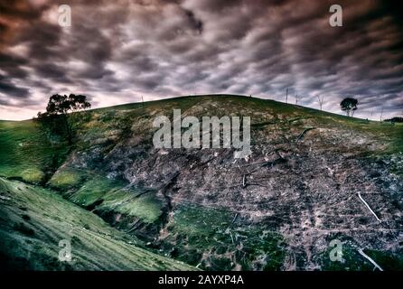 Dramatischer Himmel über den krassen sanften Hügeln von Tumut New South Wales, Australien Stockfoto