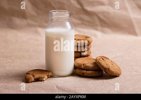 Vegane Hafermilch und Haferflocken ohne Milchprodukte. Selektiver Fokus, gesundes Frühstück Stockfoto