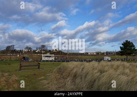 Easthaven öffentliche Toiletten und Parkplatz sowie Einrichtungen wie Bänke und Picknickplätze an einem windigen Wintertag im Februar. Stockfoto