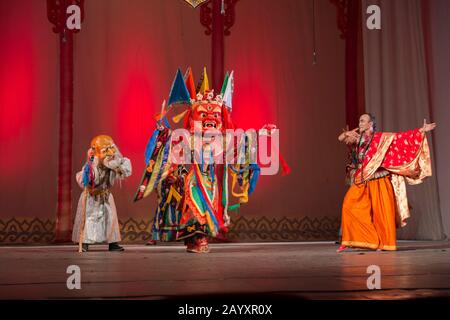 Uralter religiöser Maskentanz, Tsam, am nationalen akademischen Schauspieltheater, Ulaanbaatar, der Mongolei. Stockfoto