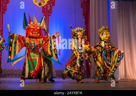 Uralter religiöser Maskentanz, Tsam, am nationalen akademischen Schauspieltheater, Ulaanbaatar, der Mongolei. Stockfoto