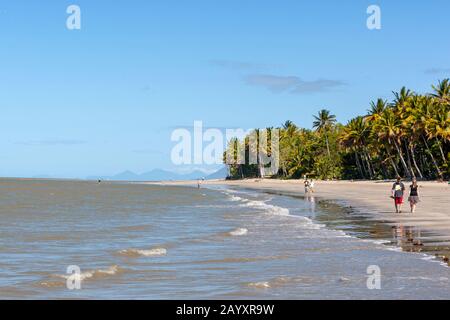 Menschen, die am Four Mile Beach, Port Douglas, Queensland, Australien, spazieren gehen Stockfoto