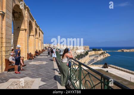Valletta, Malta - 11. Oktober 2019: Die Leute genießen den Blick von der Aussichtsterasse Upper Barrakka Gardens Stockfoto