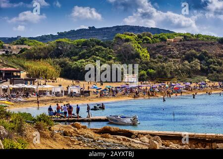 Malta - 13. Oktober 2019: Golden Bay beliebter Sandstrandort an der Nordwestküste der Insel Malta am Mittelmeer Stockfoto