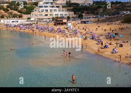 Malta - 13. Oktober 2019: Die Menschen entspannen sich im beliebten Strandresort Golden Bay an der Nordwestküste der Insel Malta im Mittelmeer Stockfoto