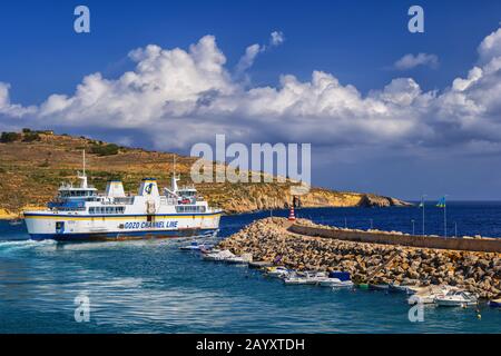 Gozo, Malta - 15. Oktober 2019: Fährschiff der Gozo Channel Line, das den Hafen auf der Insel Gozo in Richtung Malta Island verlässt, Haupttransportart der Wette Stockfoto