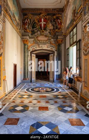 Valletta, Malta - 16. Oktober 2019: Der Innenraum des Grandmaster Palace, der Korridor der State Rooms mit Marmorboden und Gemälde im Palast des Grand Maste Stockfoto