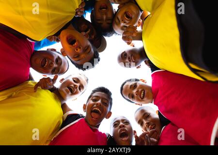 Niedrige Sicht auf die Fußballmannschaft im Kreis Stockfoto