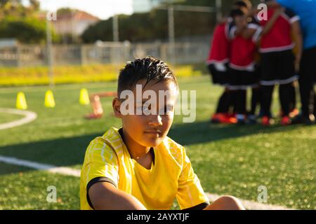 Nahansicht des Fußballspielers mit Blick auf die Kamera Stockfoto