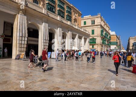 Valletta, Malta - 16. Oktober 2019: Die Menschen spazieren auf dem Hauptboulevard, der beliebten Fußgängerzone in der Hauptstadt Stockfoto