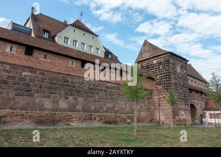 Kartäusertor und die historischen Stadtmauern rund um die Altstadt in Nürnberg, Bayern, Deutschland. Stockfoto