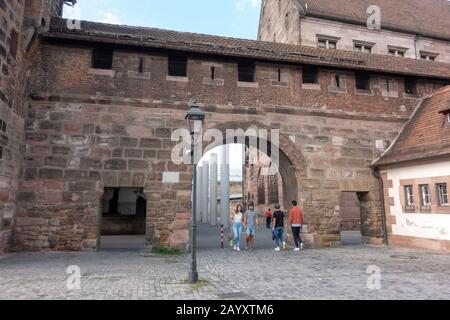 Kartäusertor, Teil der historischen Stadtmauern rund um die Altstadt in Nürnberg, Bayern, Deutschland. Stockfoto