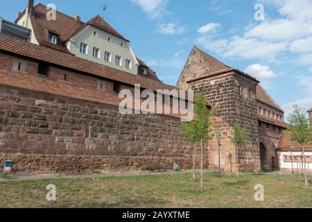 Kartäusertor und die historischen Stadtmauern rund um die Altstadt in Nürnberg, Bayern, Deutschland. Stockfoto