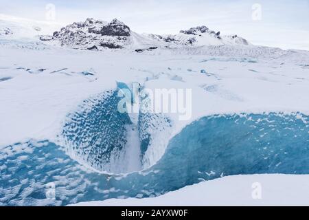 Skaftafell-Gletscher und Berge, Vatnajokull National Park in Island. Schöner Tag über dem größten Gletscher Islands. Fantastische Natur in Island Stockfoto